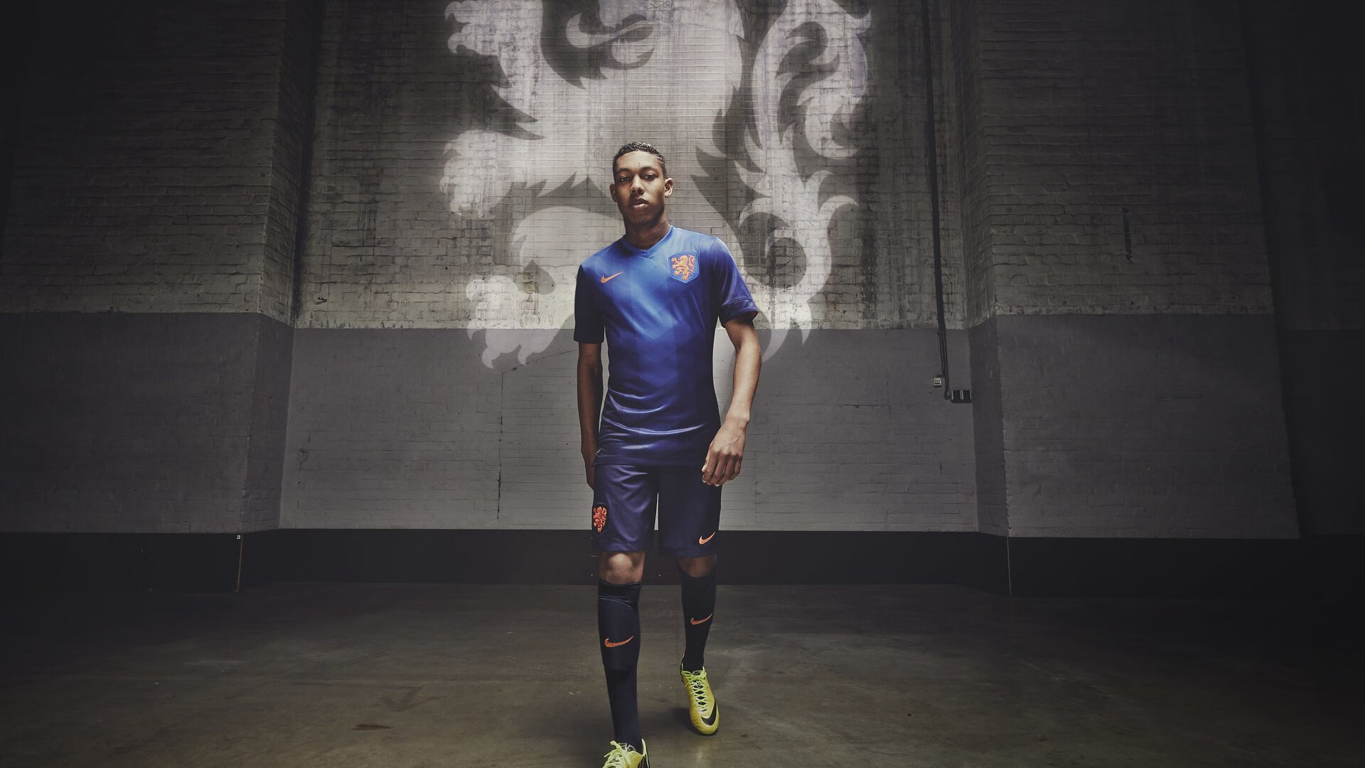 开云网址入口-苏炳添穿越校园被学生围堵合影，苏炳添从校服